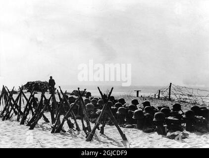 ATLANTIKKÜSTE, FRANKREICH 1943-05-01 die Ausrüstung des Soldaten wird am Strand während der Reparaturarbeiten und des Aufbaus von Befestigungsanlagen an der Atlantikmauer am 1943. Mai während der deutschen Besetzung von Teilen Frankreichs während des Zweiten Weltkriegs aufgestellt. Foto: Baumann / ab Text & Bilder / SVT / Kod: 5600 Stockfoto