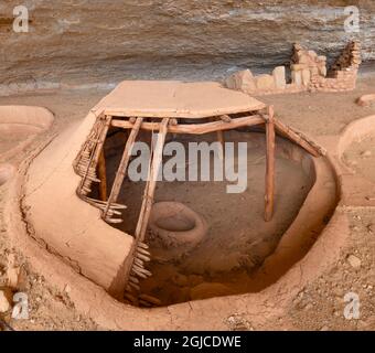 USA, Colorado, Mesa Verde National Park, rekonstruiertes Pit House, ein Platz für Basketmacher, in der Step House Ruine auf Wetherill Mesa. Stockfoto