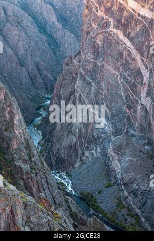 USA, Colorado, Black Canyon im Gunnison National Park fließt der Gunnison River am Fuße steiler, metamorpher Klippen. Die Anzeige „Painted Wall“ (gemalte Wand) (rechts) Stockfoto