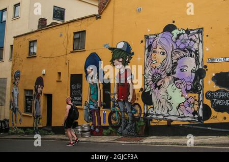 Bristol, Großbritannien. August 2021. Ein Mann geht am Graffiti im Three Tuns Pub an der St George's Road im Stadtzentrum von Bristol vorbei. (Foto: Dinendra Haria/SOPA Images/Sipa USA) Quelle: SIPA USA/Alamy Live News Stockfoto