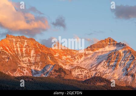 USA, Colorado, Uncompahgre National Forest, Sonnenuntergang Licht auf Vermillion Peak über Herbst immergrünen Wald; Blick nach Osten von oben Trout Lake. Stockfoto