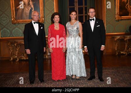 STOCKHOLM 20190920 König Carl Gustaf, Königin Silvia, Kronprinzessin Victoria und Prinz Daniel begrüßen die Gäste zum Schweden Dinner 2019 im Stockholmer Schloss.Foto Fredrik Sandberg / TT kod 10080 Stockfoto