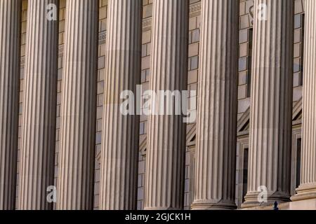 Säulen im Herbert Hoover Gebäude, Handelsministerium, 14th Street, Washington DC, USA. Stockfoto