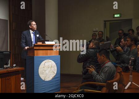 Thomas Perlmann, Generalsekretär des Nobelkomitees, überreicht die Nobelpreisträger des diesjährigen Nobelpreises für Medizin am 07. Oktober 2019 auf einer Pressekonferenz in Stockholm, Schweden. Der Nobelpreis für Medizin geht an Gregg L. Semenza, Sir Peter J. Ratcliffe und William G. Kaelin Jr. Foto: Pontus Lundahl / TT / Code 10050 Stockfoto