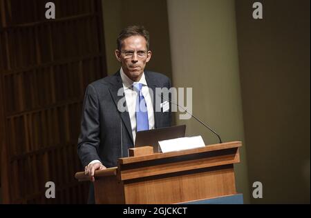 Thomas Perlmann, Generalsekretär des Nobelkomitees, überreicht die Nobelpreisträger des diesjährigen Nobelpreises für Medizin am 07. Oktober 2019 auf einer Pressekonferenz in Stockholm, Schweden. Der Nobelpreis für Medizin geht an Gregg L. Semenza, Sir Peter J. Ratcliffe und William G. Kaelin Jr. Foto: Pontus Lundahl / TT / Code 10050 Stockfoto