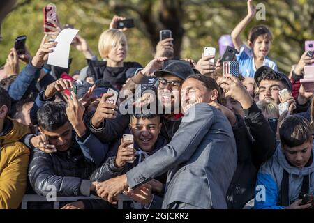 MalmÃ– 2019-10-08 der schwedische Fußballspieler Zlatan Ibrahimovic ist bei der Enthüllung einer riesigen Statue von ihm in seiner Geburtsstadt Malmo von Fans umgeben. Enthüllung der Zlatan Ibrahimovic Statue, Malmö, Schweden. Foto: Krister Hansson 2019-10-08 (c) HANSSON KRISTER / Aftonbladet / TT * * * EXPRESSEN AUS * * * AFTONBLADET / 3950 Stockfoto