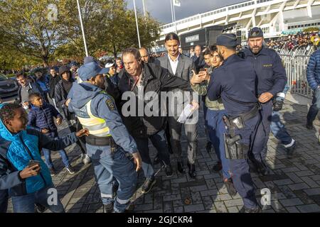 MalmÃ– 2019-10-08 der schwedische Fußballspieler Zlatan Ibrahimovic ist bei der Enthüllung einer riesigen Statue von ihm in seiner Geburtsstadt Malmo von Fans und Sicherheit umgeben. Enthüllung der Zlatan Ibrahimovic Statue, Malmö, Schweden. Foto: Krister Hansson 2019-10-08 (c) HANSSON KRISTER / Aftonbladet / TT * * * EXPRESSEN AUS * * * AFTONBLADET / 3950 Stockfoto