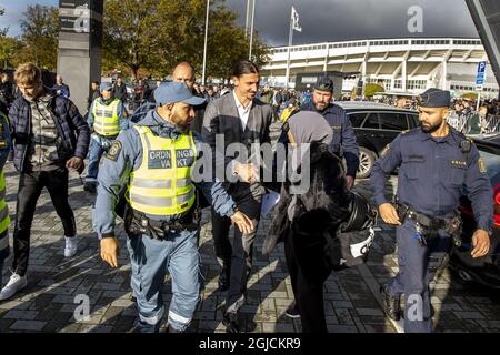 MalmÃ– 2019-10-08 der schwedische Fußballspieler Zlatan Ibrahimovic ist bei der Enthüllung einer riesigen Statue von ihm in seiner Geburtsstadt Malmo von Fans und Sicherheit umgeben. Enthüllung der Zlatan Ibrahimovic Statue, Malmö, Schweden. Foto: Krister Hansson 2019-10-08 (c) HANSSON KRISTER / Aftonbladet / TT * * * EXPRESSEN AUS * * * AFTONBLADET / 3950 Stockfoto