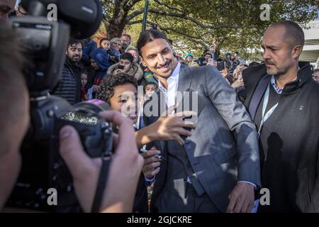 MalmÃ– 2019-10-08 der schwedische Fußballspieler Zlatan Ibrahimovic ist bei der Enthüllung einer riesigen Statue von ihm in seiner Geburtsstadt Malmo von Fans umgeben. Enthüllung der Zlatan Ibrahimovic Statue, Malmö, Schweden. Foto: Krister Hansson 2019-10-08 (c) HANSSON KRISTER / Aftonbladet / TT * * * EXPRESSEN AUS * * * AFTONBLADET / 3950 Stockfoto