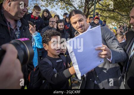 MalmÃ– 2019-10-08 der schwedische Fußballspieler Zlatan Ibrahimovic ist bei der Enthüllung einer riesigen Statue von ihm in seiner Geburtsstadt Malmo von Fans umgeben. Enthüllung der Zlatan Ibrahimovic Statue, Malmö, Schweden. Foto: Krister Hansson 2019-10-08 (c) HANSSON KRISTER / Aftonbladet / TT * * * EXPRESSEN AUS * * * AFTONBLADET / 3950 Stockfoto