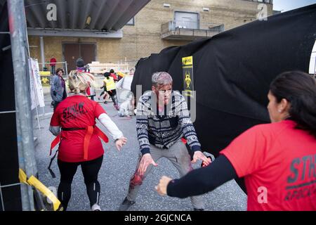 Der STHLM Apocalypse Race Wettbewerb in Stockholm. Das Szenario und der Hintergrund für STHLM Apocalypse ist, dass ein Virus Stockholms Einwohner in Zombies verwandelt hat. Die letzten Mutigen (Teilnehmer) wurden alle in einer Quarantänezone versammelt (der Start). Aber von hier aus war es Mann und Frau für sich. Um zu überleben, muss jeder durch einen Bereich von infizierten Kreaturen in die sichere freie Zone (Ziel) passieren. Am Samstag, 19. oktober 2019 in Stockholm Schweden. Foto: Henrik Montgomery / TT Code 10060 Stockfoto