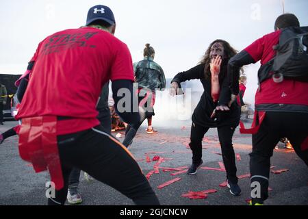 Der STHLM Apocalypse Race Wettbewerb in Stockholm. Das Szenario und der Hintergrund für STHLM Apocalypse ist, dass ein Virus Stockholms Einwohner in Zombies verwandelt hat. Die letzten Mutigen (Teilnehmer) wurden alle in einer Quarantänezone versammelt (der Start). Aber von hier aus war es Mann und Frau für sich. Um zu überleben, muss jeder durch einen Bereich von infizierten Kreaturen in die sichere freie Zone (Ziel) passieren. Am Samstag, 19. oktober 2019 in Stockholm Schweden. Foto: Henrik Montgomery / TT Code 10060 Stockfoto