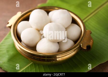 Kozhukatta Pidi in goldenen Teller Indian Kerala Tee Zeit Snack gedämpfte Lebensmittel süß Modak Reis Knödel ganesha chathurthi, Diwali, Navratri Dussehra Stockfoto