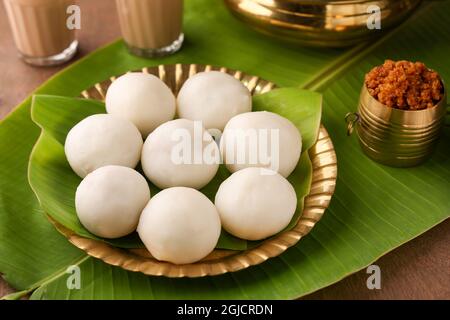 Kozhukatta Pidi in goldenen Teller Indian Kerala Tee Zeit Snack gedämpfte Lebensmittel süß Modak Reis Knödel ganesha chathurthi, Diwali, Navratri Dussehra Stockfoto