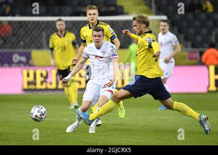 Der Jóannes Bjartalíð der Färöer und der Schwede Sebastian Andersson während des UEFA Euro 2020 Group F Qualifikationsspiel Schweden gegen die Färöer-Inseln in der Friends Arena in Solna, Schweden, am 18. November 2019. Foto: Jessica Gow / TT kod 10070 Stockfoto