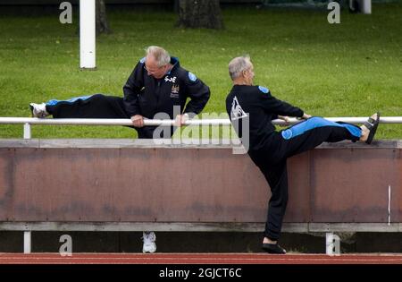 Manchester City Manager Sven Goran Eriksson (l) und Trainer Tord Grip (r) strecken sich vor dem Training. Stockfoto