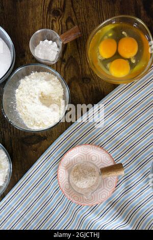 Weißes glutenfreies Pizzamehl in Holzlöffel Stockfoto