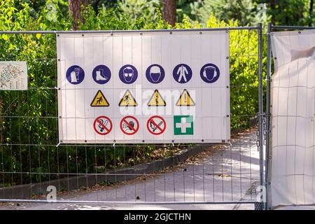 Informationstafel mit verbotenen und zulässigen Schildern an der Baustelle Metallzaun Stockfoto