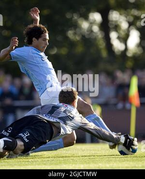 Bernardo Corradi von Manchester City erzielte im Freundschaftsspiel gegen Orgryte im Paskbergavallen-Stadion in Varberg, Schweden. Foto vom PRESSEVERBAND am Mittwoch, 18. Juli 2007. Bildnachweis sollte lauten: Adam Ihse/SCANPIX. DIESES BILD KANN NUR IM RAHMEN EINER REDAKTIONELLEN FUNKTION VERWENDET WERDEN. KEINE WEBSITE-/INTERNETNUTZUNG, ES SEI DENN, DIE WEBSITE IST BEI DER FOOTBALL ASSOCIATION PREMIER LEAGUE REGISTRIERT. Stockfoto