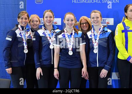 Die schottische Mannschaft (L-R) Eve Muirhead, Sophie Sinclair, Lauren Gray, Jennifer Dodds (unbekannte Frau im Rücken) und Victoria Wright posieren mit ihren Silbermedaillen nach dem Damenfinalspiel zwischen Schottland und Schweden bei den Curling-Europameisterschaften in Helsingborg, Schweden, am 23. November 2019. Foto Jonas Ekstromer / TT / code10030 Stockfoto