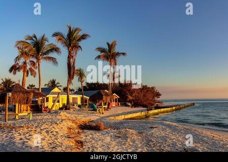 Weißer Sandstrand bei Sonnenuntergang auf Sanibel Island, Florida, USA. Stockfoto