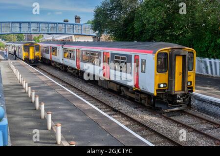 Zwei Züge am Bahnhof Llandrindod Wells, Llandrindod Wells, Powys, Wales Stockfoto