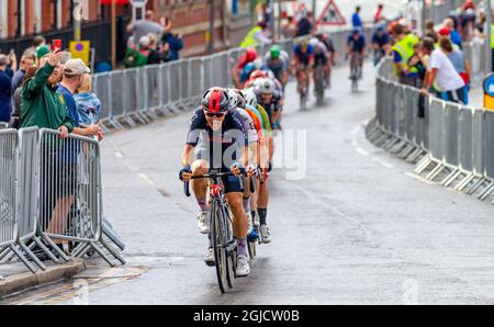 Warrington-Khéhire, England, Tour of, Großbritannien. September 2021. Die Führer der Etappe 5 der Tour of Britain in Warrington, nachdem die ursprünglichen Führer an der letzten Kurve aufgrund der nassen Straßen abgestürzt waren. Der spätere Gewinner ist an dieser Stelle vierter Kredit: John Hopkins/Alamy Live News Stockfoto