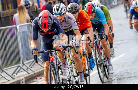 Warrington-Khéhire, England, Tour of, Großbritannien. September 2021. Die Führer der Etappe 5 der Tour of Britain in Warrington, nachdem die ursprünglichen Führer an der letzten Kurve aufgrund der nassen Straßen abgestürzt waren. Der spätere Gewinner ist an dieser Stelle vierter Kredit: John Hopkins/Alamy Live News Stockfoto