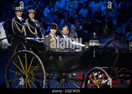 SOLNA 20191130 Schwedens Prinz Carl Philip verleiht Lilly Johansson, die den Prinz Carl Philips Preis auf der Sweden International Horse Show in der Friends Arena in Solna gewonnen hat. Foto: Jessica Gow / TT kod 10070 Stockfoto