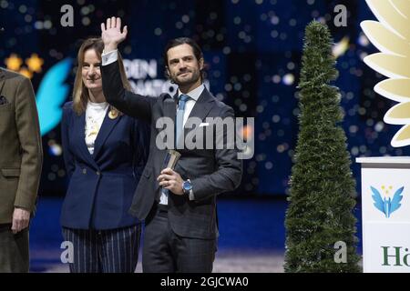 SOLNA 20191130 Schwedens Prinz Carl Philip verleiht Lilly Johansson, die den Prinz Carl Philips Preis auf der Sweden International Horse Show in der Friends Arena in Solna gewonnen hat. Foto: Jessica Gow / TT kod 10070 Stockfoto