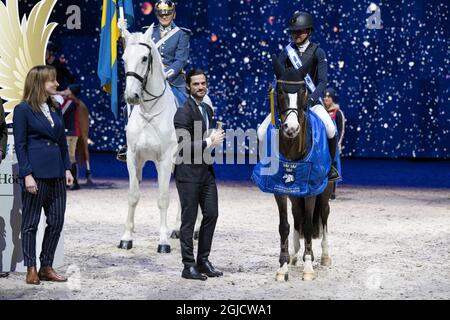 SOLNA 20191130 Schwedens Prinz Carl Philip verleiht Lilly Johansson, die den Prinz Carl Philips Preis auf der Sweden International Horse Show in der Friends Arena in Solna gewonnen hat. Foto: Jessica Gow / TT kod 10070 Stockfoto