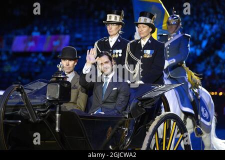 SOLNA 20191130 Schwedens Prinz Carl Philip verleiht Lilly Johansson, die den Prinz Carl Philips Preis auf der Sweden International Horse Show in der Friends Arena in Solna gewonnen hat. Foto: Jessica Gow / TT kod 10070 Stockfoto