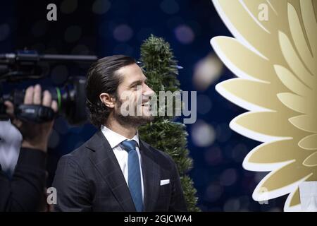 SOLNA 20191130 Schwedens Prinz Carl Philip verleiht Lilly Johansson, die den Prinz Carl Philips Preis auf der Sweden International Horse Show in der Friends Arena in Solna gewonnen hat. Foto: Jessica Gow / TT kod 10070 Stockfoto