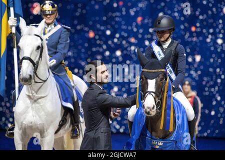 SOLNA 20191130 Schwedens Prinz Carl Philip verleiht Lilly Johansson, die den Prinz Carl Philips Preis auf der Sweden International Horse Show in der Friends Arena in Solna gewonnen hat. Foto: Jessica Gow / TT kod 10070 Stockfoto