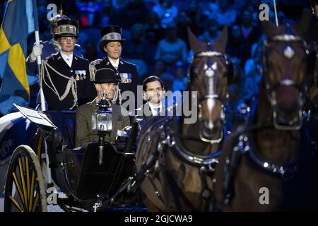 SOLNA 20191130 Schwedens Prinz Carl Philip verleiht Lilly Johansson, die den Prinz Carl Philips Preis auf der Sweden International Horse Show in der Friends Arena in Solna gewonnen hat. Foto: Jessica Gow / TT kod 10070 Stockfoto