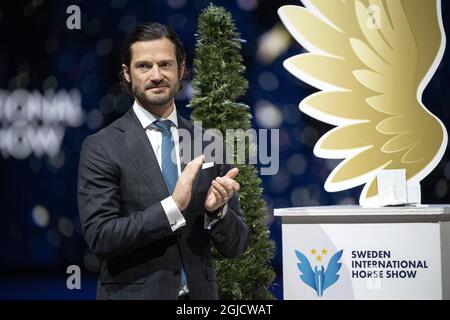 SOLNA 20191130 Schwedens Prinz Carl Philip verleiht Lilly Johansson, die den Prinz Carl Philips Preis auf der Sweden International Horse Show in der Friends Arena in Solna gewonnen hat. Foto: Jessica Gow / TT kod 10070 Stockfoto