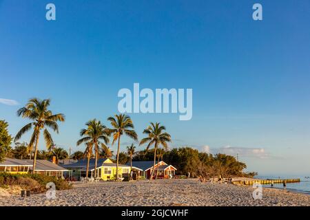 Weißen Sand-Strand bei Sonnenuntergang auf Sanibel Island, Florida, USA Stockfoto