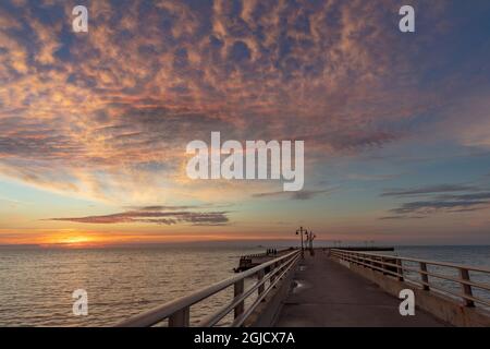 Lebhafte Sonnenaufgangswolken über dem Atlantik vom Higgs Beach Pier in Key West, Florida, USA Stockfoto