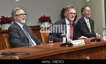 Die Medizinpreisträger Gregg L Semenza 2019, Sir Peter J. Ratcliffe und William G. Kaelin Jr während einer Pressekonferenz im Nobel Forum, Karolinska Institutet, Stockholm, Schweden, 6. Dezember 2019. Foto Claudio Bresciani / TT kod 10090 Stockfoto