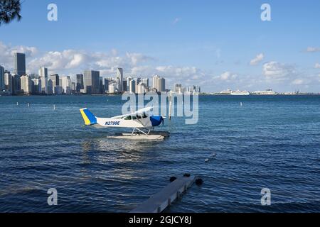 USA, Florida, Miami, Miami Wasserflugzeug-Tour am Landeplatz neben der William M. Powell Bridge. Blick auf die Skyline von Miami in nordwestlicher Richtung. Stockfoto