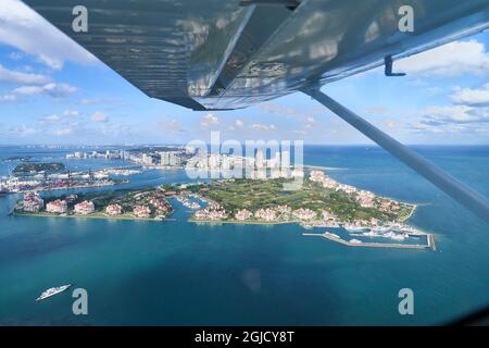 USA, Florida, Miami, Miami Wasserflugzeug-Tour Blick nach Osten nach Fisher Island, die das höchste Pro-Kopf-Einkommen in den USA hat die Insel ist nur accessi Stockfoto