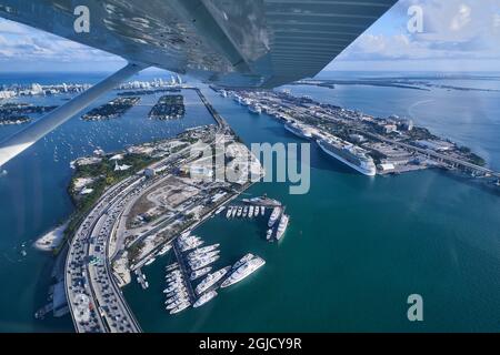 USA, Florida, Miami. Wasserflugzeug-Tour auf Watson Island. Oben rechts befindet sich der Kreuzfahrthafen von Miami, der sich auf Dodge Island befindet und der größte Passagier ist Stockfoto