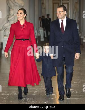 Kronprinzessin Victoria, Prinz Oscar und Prinz Daniel treffen am Mittwoch, den 18. Dezember 2019, zur traditionellen Ankunft der Weihnachtsbäume im Königlichen Palast in Stockholm, Schweden, ein Foto: Jessica Gow / TT / Kod 10070 Stockfoto