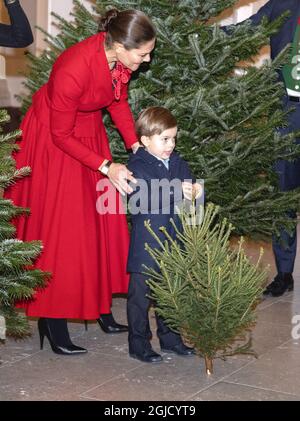 Kronprinzessin Victoria, Prinz Oscar und Prinz Daniel treffen am Mittwoch, den 18. Dezember 2019, zur traditionellen Ankunft der Weihnachtsbäume im Königlichen Palast in Stockholm, Schweden, ein Foto: Jessica Gow / TT / Kod 10070 Stockfoto