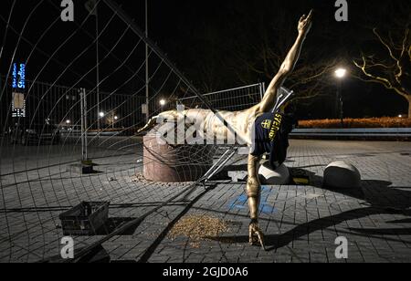 Der Stau des Fußballspielers Zlatan Ibrahimovic, der auf dem Platz neben der Stadion-Fußballarena in Malmö, Schweden, platziert wurde, wurde in der Nacht vom 05. Januar 2019 komplett niedergesägt und zerstört. Foto: Johan Nilsson / TT / Kod 50090 Stockfoto