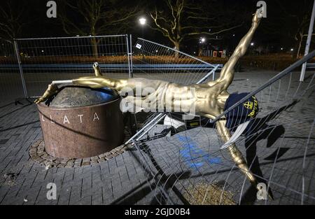 Der Stau des Fußballspielers Zlatan Ibrahimovic, der auf dem Platz neben der Stadion-Fußballarena in Malmö, Schweden, platziert wurde, wurde in der Nacht vom 05. Januar 2019 komplett niedergesägt und zerstört. Foto: Johan Nilsson / TT / Kod 50090 Stockfoto