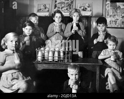 Schulkinder trinken kostenlose Schulmilch Großbritannien 1955 Stockfoto