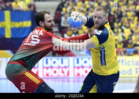 Der portugiesische Daymaro Salina (L) igegen den Schweden Jim Gottfridsson während der Männer-Handball-Europameisterschaft, Hauptspiel der Gruppe 2 zwischen Portugal und Schweden in der Malmo Arena, Freitag, 17. Januar 2020. Foto Johan Nilsson / TT / Code 50090 Stockfoto