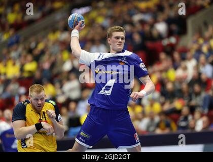 Der isländische Ymir ORN Gislason und hinter der Linken der Schwedische Jim Gottfridsson während der Männer-Handball-Europameisterschaft im Hauptspiel der Gruppe 2 zwischen Island und Schweden in der Malmo Arena, 22. Januar 2020. Foto Andreas Hillergren / TT kod 10600 Stockfoto