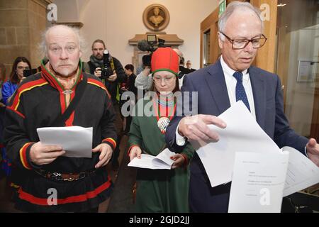 Matti Blind Berg, Vorsitzender der Genossenschaft Sami von Girja, Peter Danowsky, Rechtsanwalt der Genossenschaft Girja Sami, las das Gerichtsurteil vor dem Obersten Gerichtshof in Stockholm, Schweden, am 23. Januar 2020. Eine samische Genossenschaft in Schweden hat am Donnerstag vor Gericht gegen den Staat das ausschließliche Recht gewonnen, Fischerei und Jagd auf seinem Land zu verwalten, eine Entscheidung, die einen Präzedenzfall für andere Gemeinschaften dieses indigenen Volkes schaffen sollte. Foto: Anders Wiklund / TT kod 10040 Stockfoto